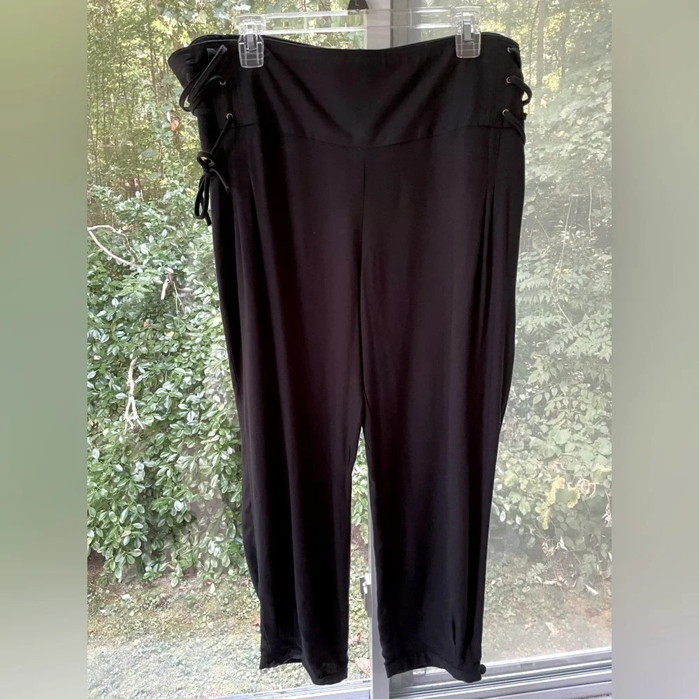 Star Style 18w black NWT wide waist capris. 3-hole waist string lace up. Sweet!‎